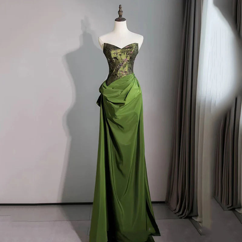 Robe de soirée longue en satin vert sans bretelles pour femme, style rétro, idéal pour un bal de promo ou une soirée.
